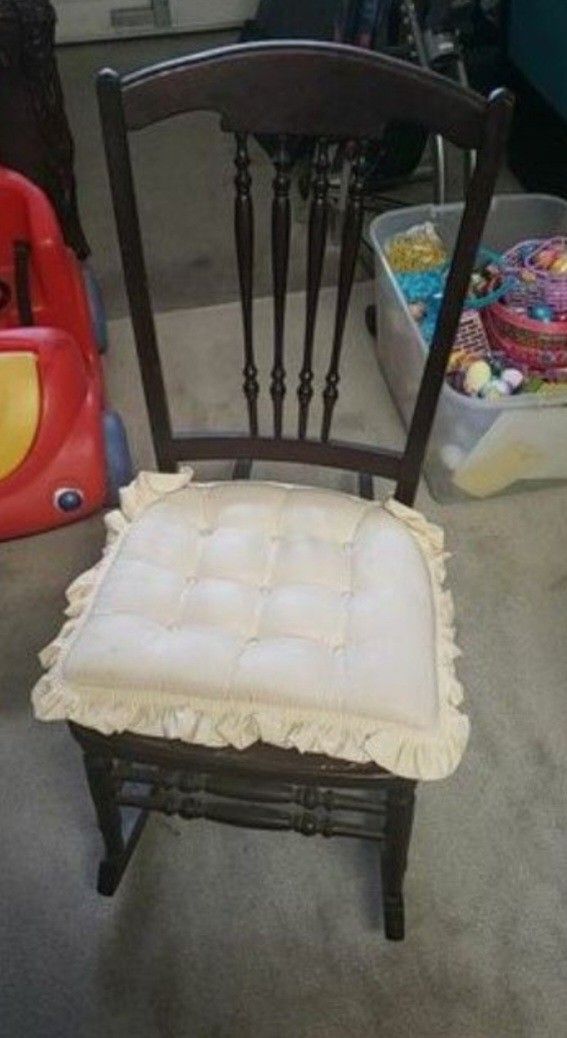 Beautiful ANTIQUE Rocking Chair ✨️