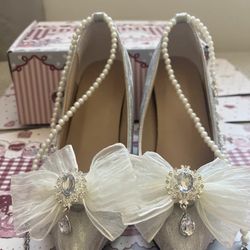 White Fashionable High-heeled Shoes