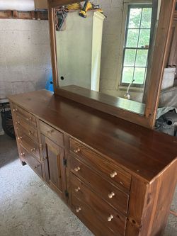 Beautiful Ethan Allen, solid wood dresser with mirror