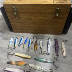 Vintage Fishing Tackle Box With Jigs Very good condition with 4 rods holder. The handle need little repair. $80