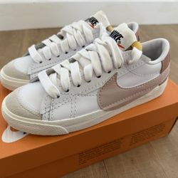 New In Box Nike Blazer Low 77 Jumbo Shoes White Pink Oxford Rose DQ1470-102 Sz Women 9