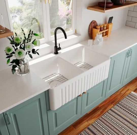 PENDING PICKUP.... ..FARMHOUSE APRON SINK ( DEER VALLEY)
