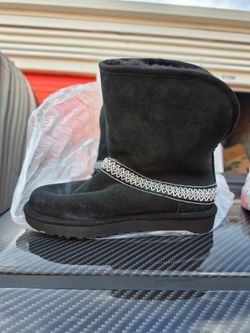 UGG SIZE 6