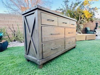 18D 62W 36H BEAUTIFUL MODERN DRESSER ( FREE DELIVERY 🚚 FIRST FLOOR ) GREAT CONDITION 🥰👌🏻