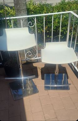 2 Bar Stool Adjusted Chairs