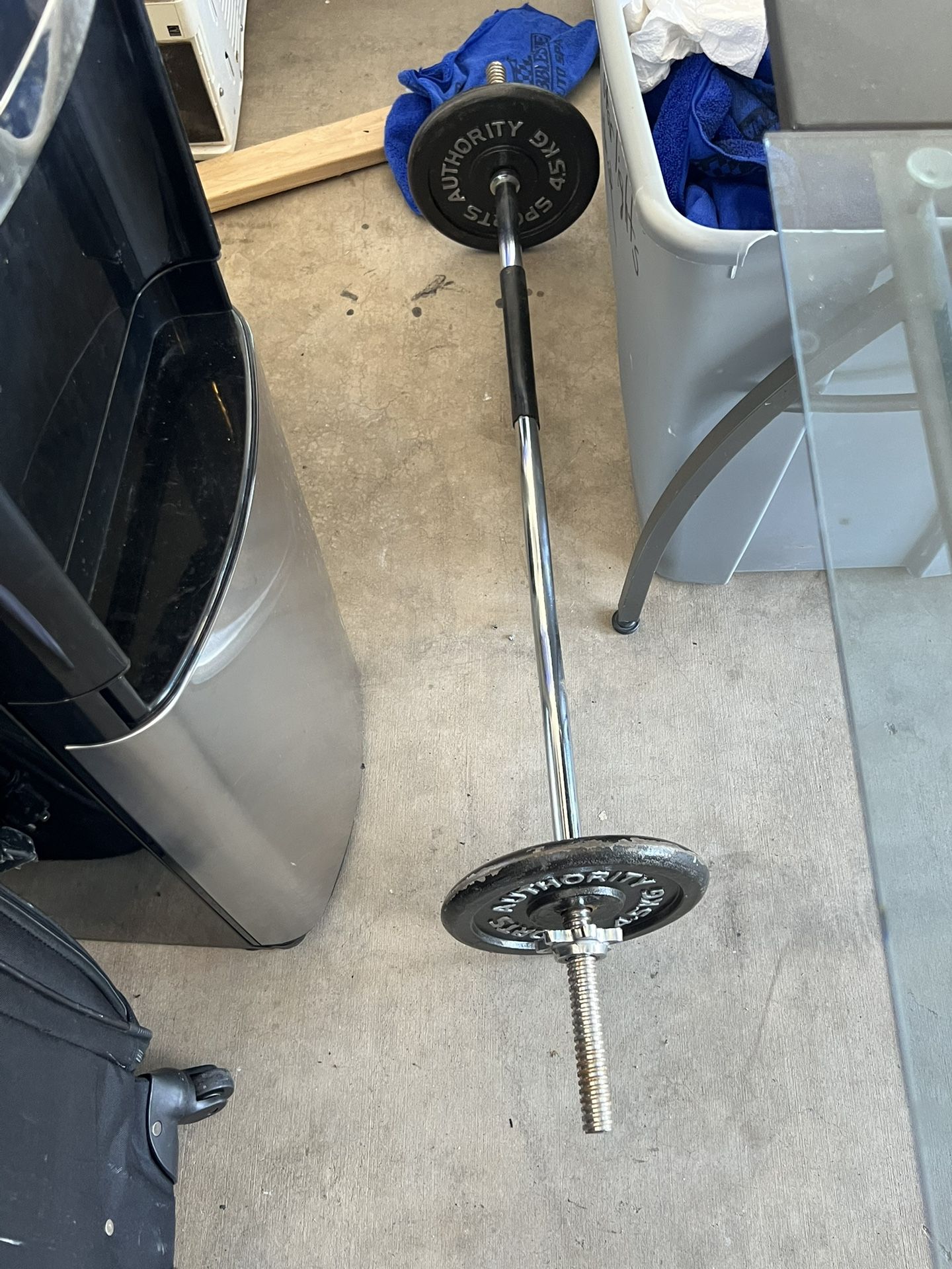 Bench press bar with weights