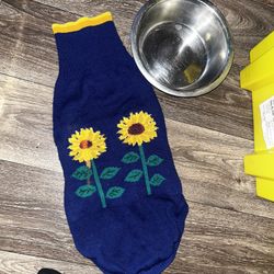 Preowned size L pet clothes for a female doggie. In great condition asking $5 located Off lake mead & Simmons area 