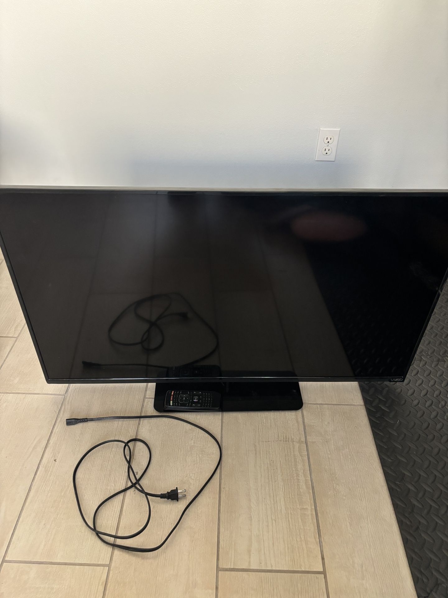 40” Flat Screen TV With Remote