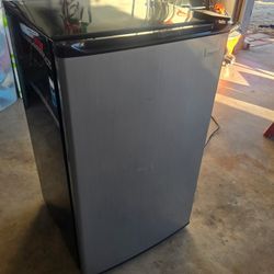 Magic Chef Mini Fridge 