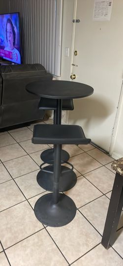 Una mesa con su juego d 2 cillas