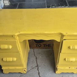 Yellow desk
Art Deco desk painted way back in the early  70s 
Height  28"
Depth  19"
 width  42"
From panorama city