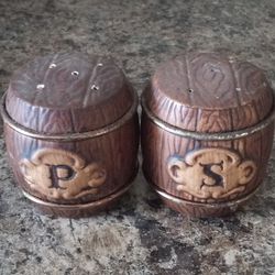 Ceramic Whiskey Barrel Salt and Pepper Shaker Set Wine Barrels Shakers Vintage

