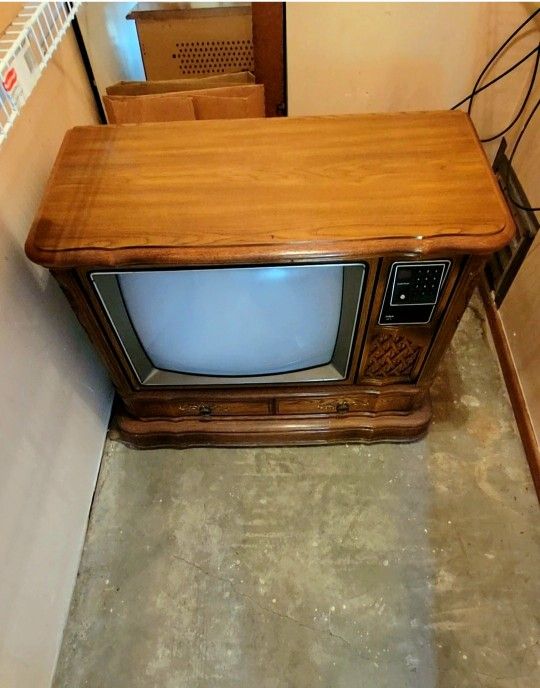 1981 RCA Sheer Old World Charm Vintage Wooden Encased TV