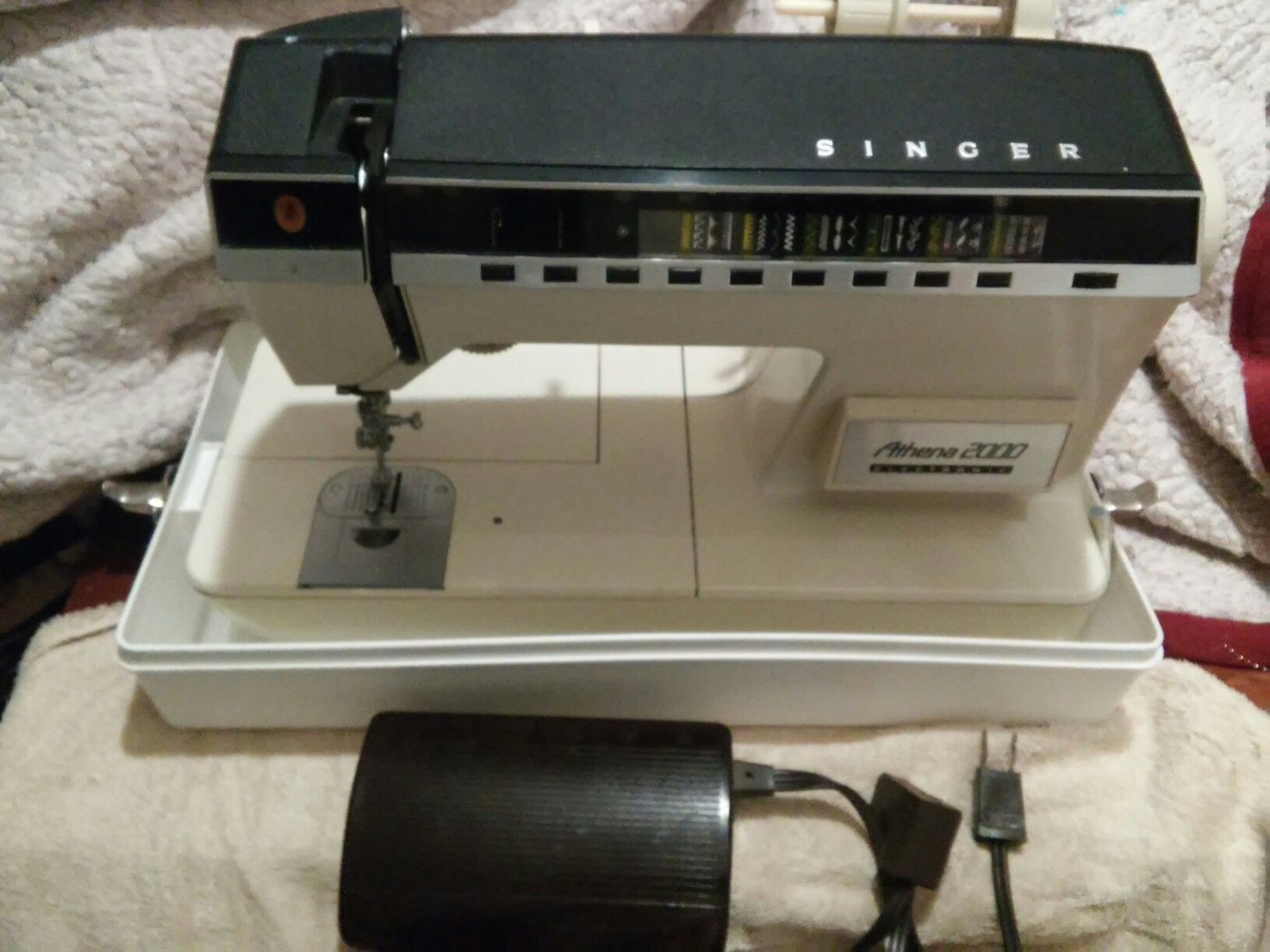 Singer Athena 2000 Electronic Embroidery Sewing Machine TESTED FINE