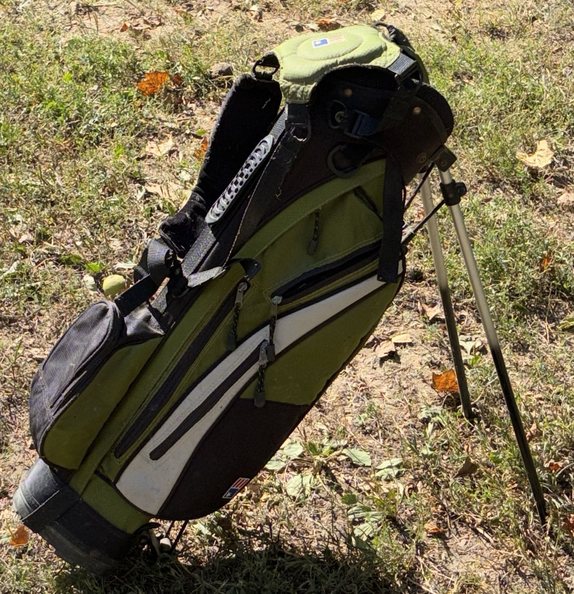US Kids Golf Jr’s Green and black golf bag with multiple pockets and straps balls and gloves included