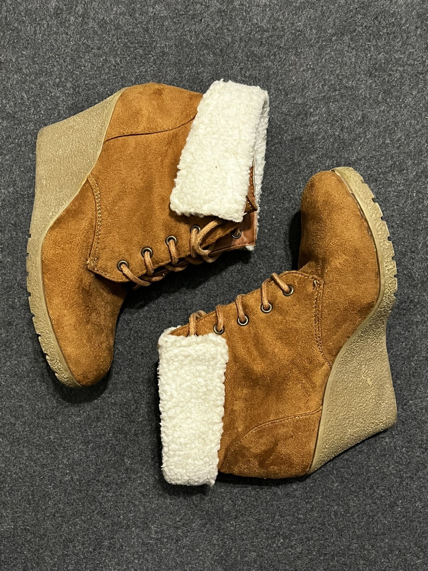 Tan and cream suede ankle boots with faux fur lining and wedge heel #winterboots