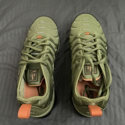  WOMEN'S AIR VAPORMAX PLUS | ALLIGATOR/ORANGE TRANCE-MEDIUM OLIVE SIZE 9