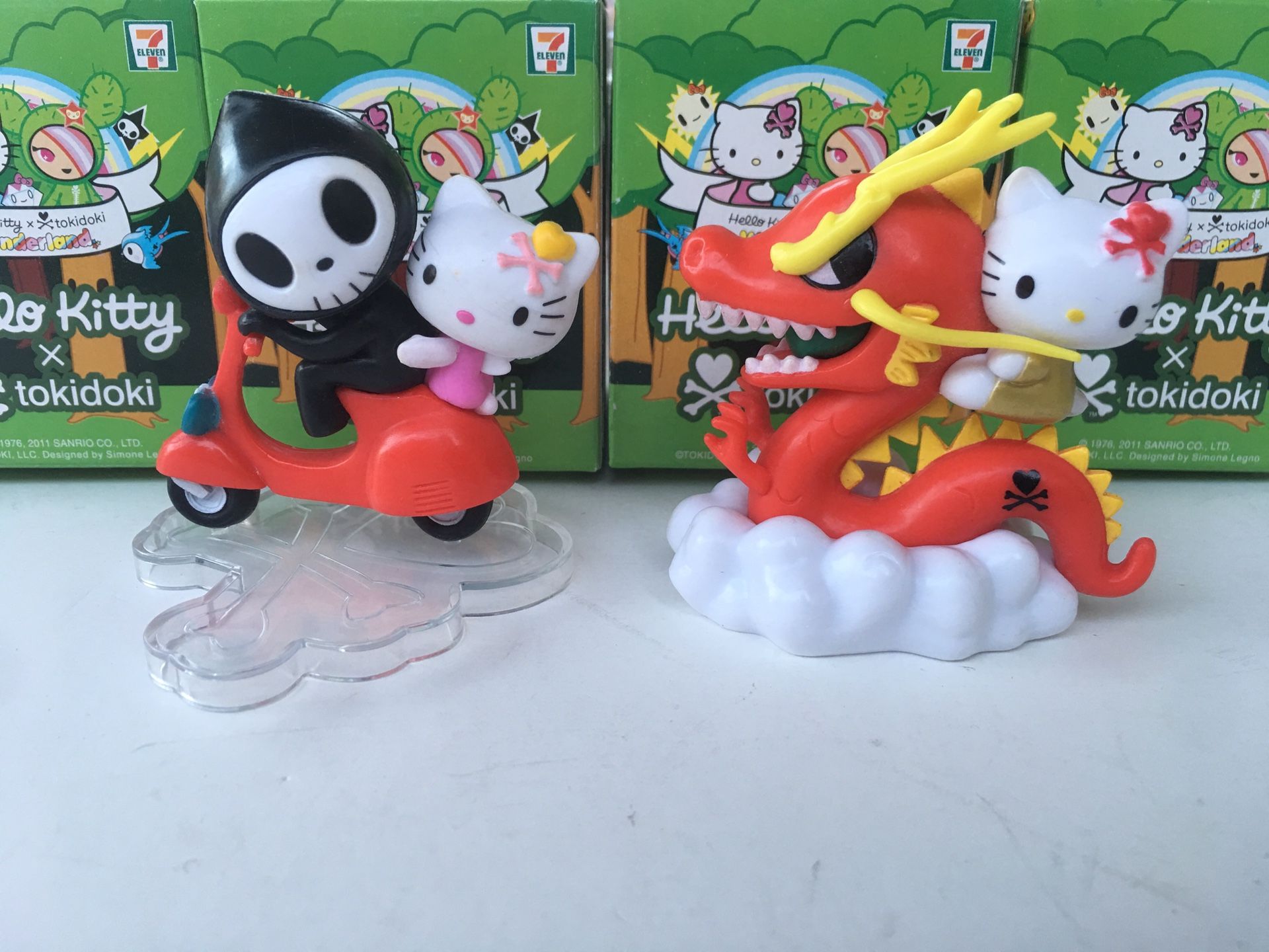 Sanrio Hello Kitty X Tokidoki 7 eleven red dragon & Aido hello kitty action figures