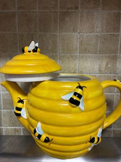 Ceramic Beehive Teapot with Bumblebee Design