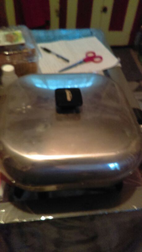 Sunbeam fryer,, does bacon, cakes, casseroles, eggs, fish, hamburgers, pork chops, potatoes, etc