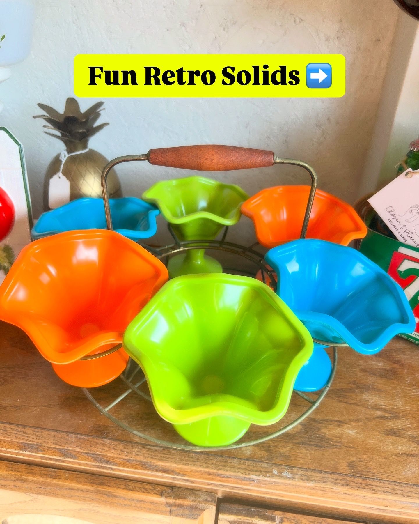 Retro Fun 80’s Sundae Bowls In Vintage Cute Holder Rack