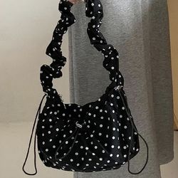 Women's Fashion Cloud Pleated Crossbody Bag Large Capacity Polka Dot Adjusted Shoulder Handbag for Outdoor Travel,30 * 20 * 7cm (Black)