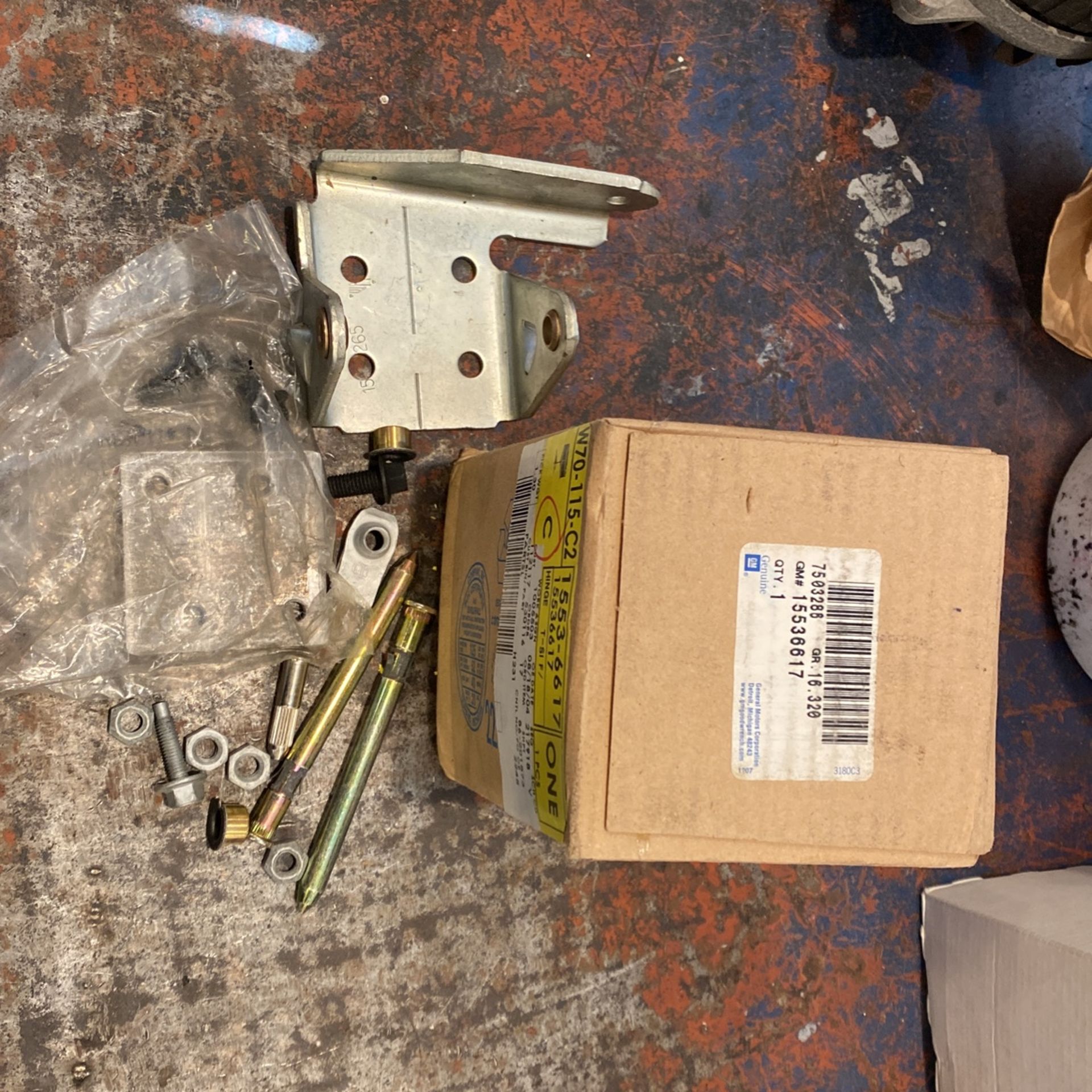 GM ASTRO VAN, Door Hinge