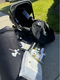 “Limited Edition” Doona Car Seat +Stroller with Base & Accessories(expiration 2029)
