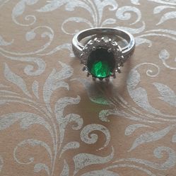 Ring GORGEOUS 💋 Green with Channel setting on the sides  ♡ Cocktail/Princess 