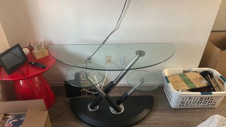 Free glass table