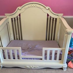 Baby/crib Turns Into Bed 