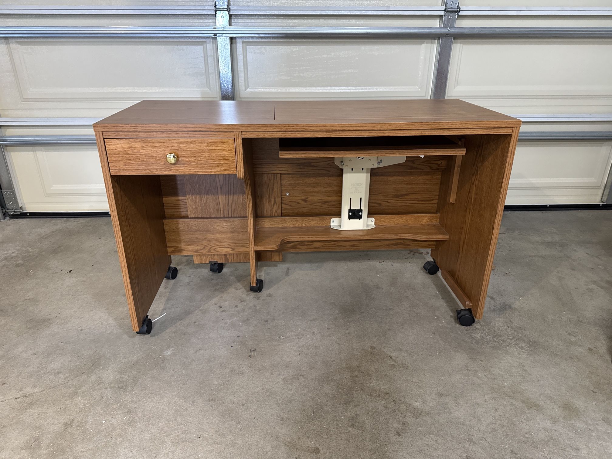 Sewing Table - Horn Of America - Quilters Dream , Medium
