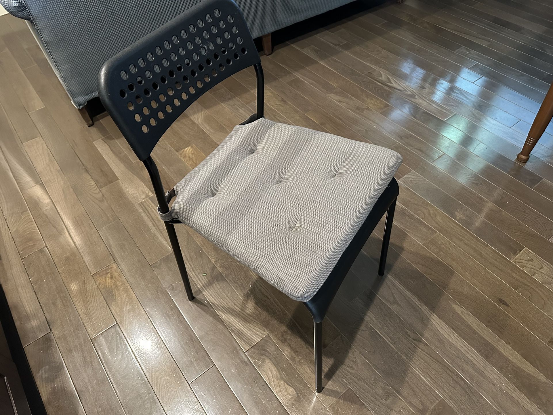 Chairs (four chairs)