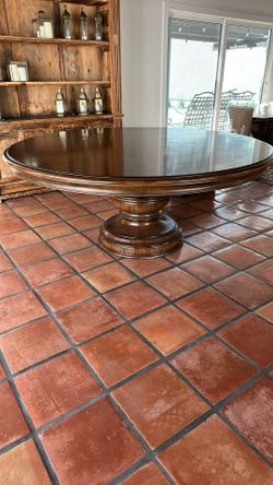 Beautiful Thomasville Tuscany 72” Dia. Table