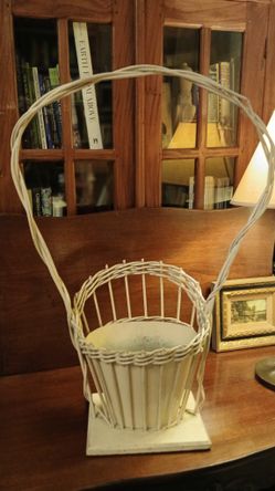 Victorian-style Wicker Basket
