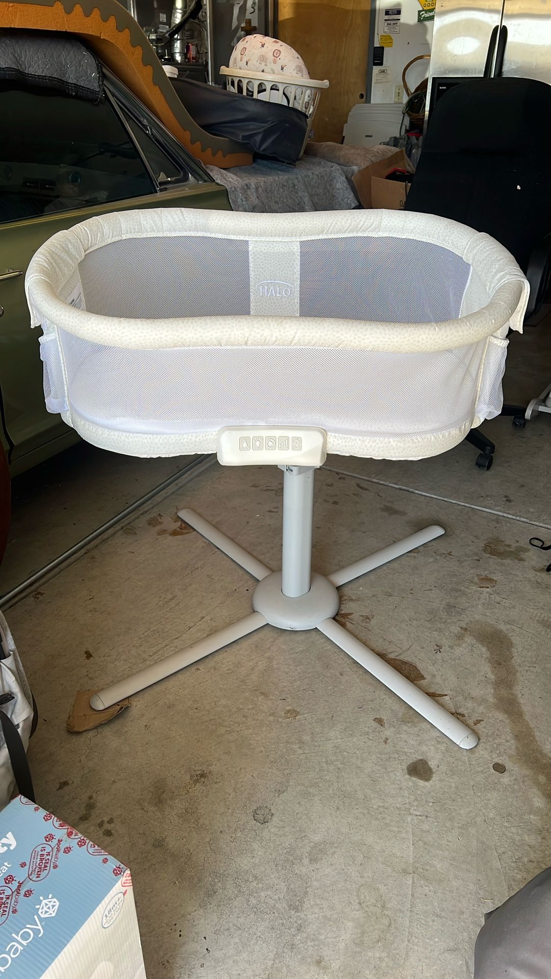Halo Bassinet – Gently Used