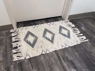 DECORATIVE RUG