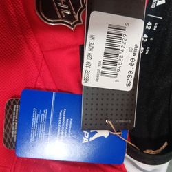 CHICAGO BULLS JERSEY MEN SIZE MEDIUM (NEW) CHICAGO BLACK HAWKS MEN SIZE SMALL (NEW)..