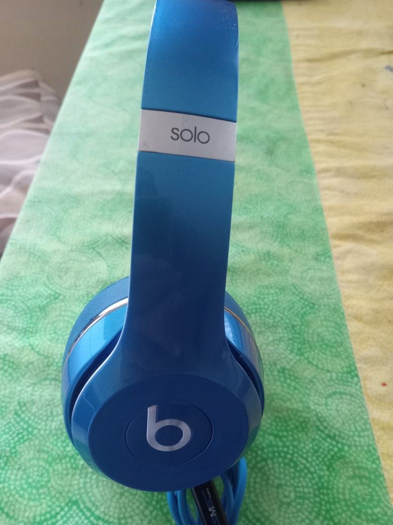 BEATS SOLO HEADPHONES STEREOS WIRED not Bluetooth
