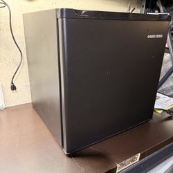 Mini fridge 