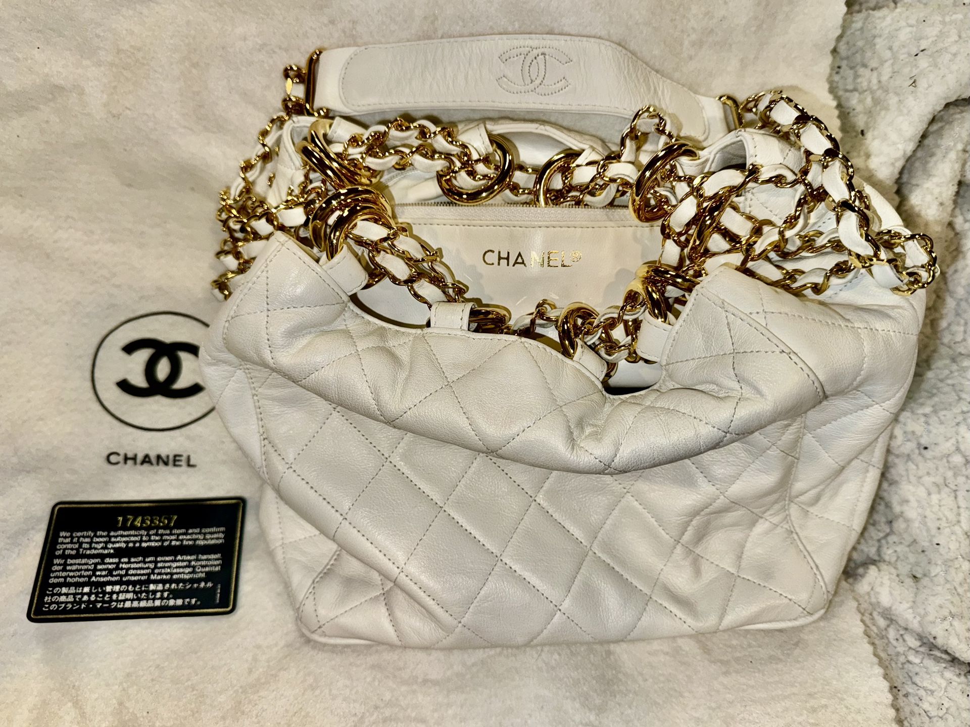 VINTAGE CHANEL LEATHER LAMBSKIN IN WHITE W/ GOLD ACCENTS