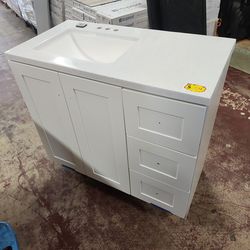 Glacier Bay
Bannister 37 in. Single Sink White Bath Vanity with Granite-Look Colorpoint White Cultured Marble Top (Assembled)