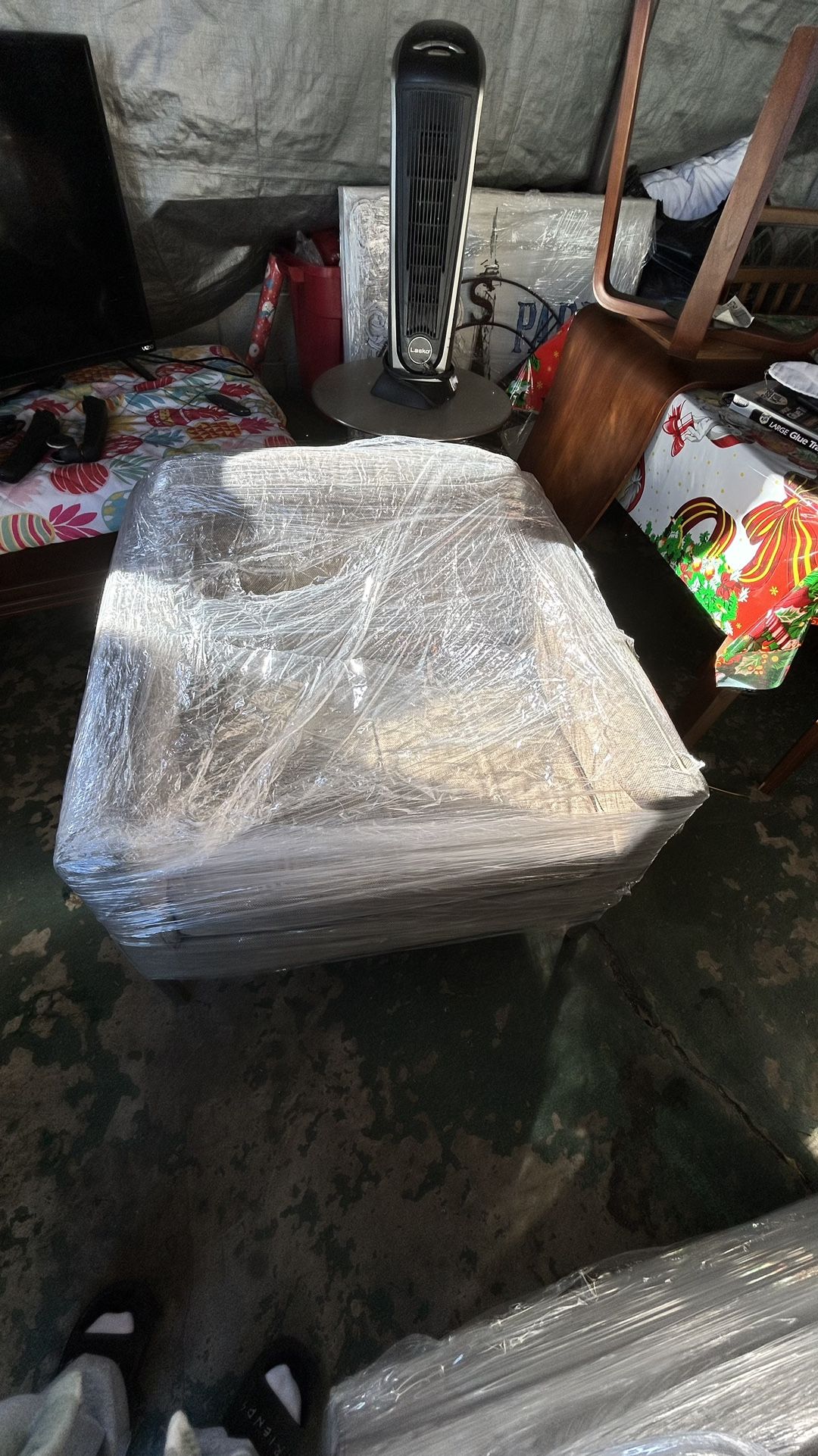 2 Sitting Chairs