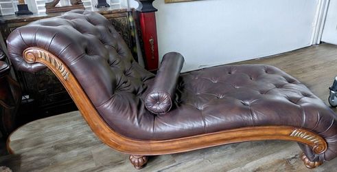 Luxurious Tufted Armless Chaise