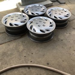 Rims For chevy 5 Lugs. Asking $200.00 15/6 Fits 175/70R15 ..P215/70R15