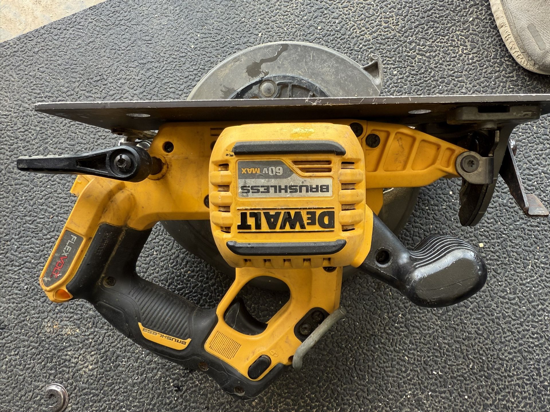 DEWALT FLEXVOLT 60V MAX* Circular Saw, 7 1/4-Inch, Brushless, Tool Only (DCS575)