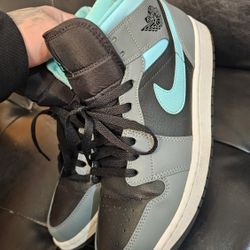 Jordan 1 Mid
Grey Aqua Men size 10