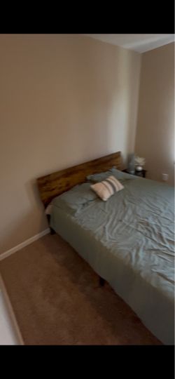 **QUEEN BED & FRAME**