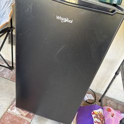 Whirlpool 3.3cu ft refrigerator (black)