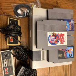  NES + 3 Games + 2 Controllers 